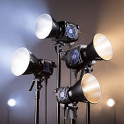 圧倒的なコンパクト＆高出力。バイカラーCOBスタジオライト「MOLUS B100 / B200 / B300 / B500」発売