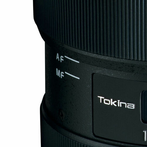 ニコンFとキヤノンEFマウントのAPS-C用・F2.8広角ズームレンズが