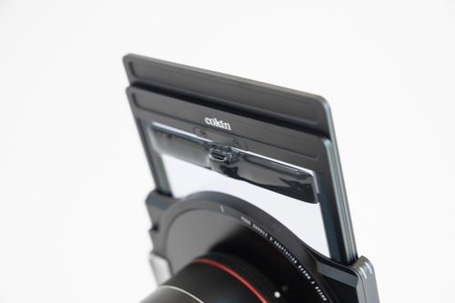 ２枚重ねで使うことが可能。その場合はそれぞれの発熱面を外側に向ける。USBコネクタが干渉してしまうからだ。