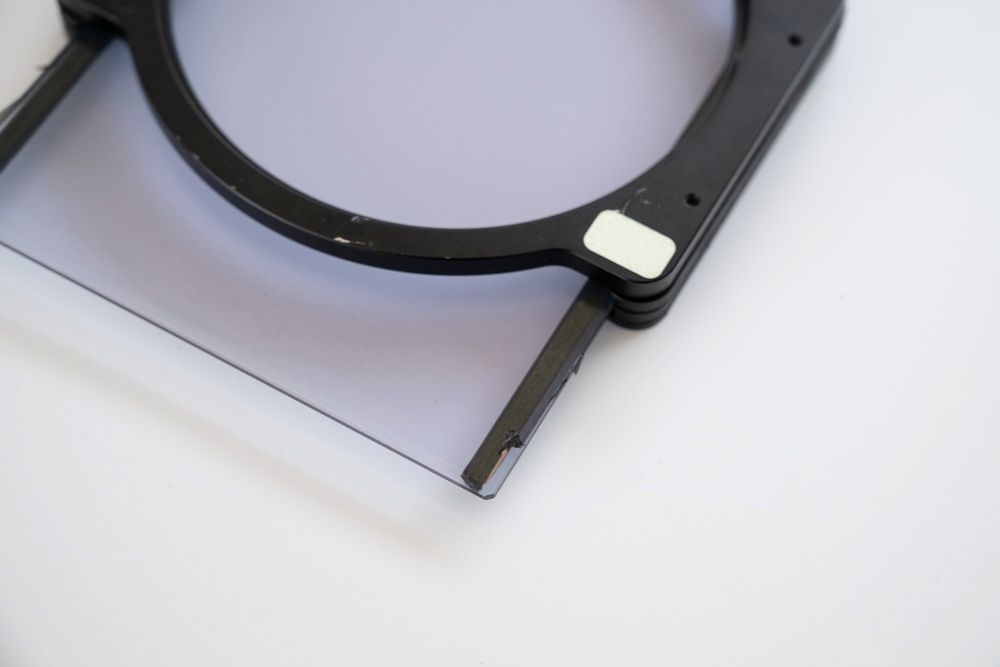 他社製ホルダーでは保護テープが剥がれてしまうことがある。