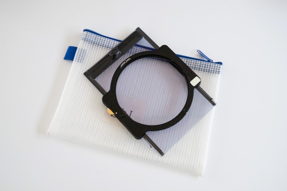 一度ホルダーに入れたら、そのまま外さずに使うと良い。ホルダーごと入れられるケースを用意しておく。