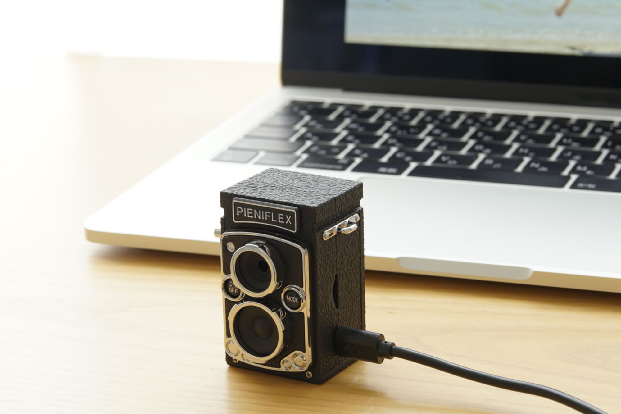 写真も動画も音声も撮れるクラシックな二眼レフの形をしたトイデジタルカメラ「トイカメラ PIENIFLEX (ピエニフレックス)」 | 新製品