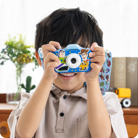 カメラを持って撮影する子ども