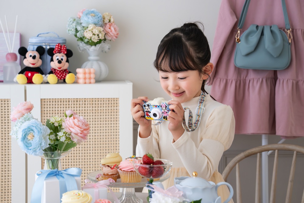 キッズカメラで遊ぶ子ども