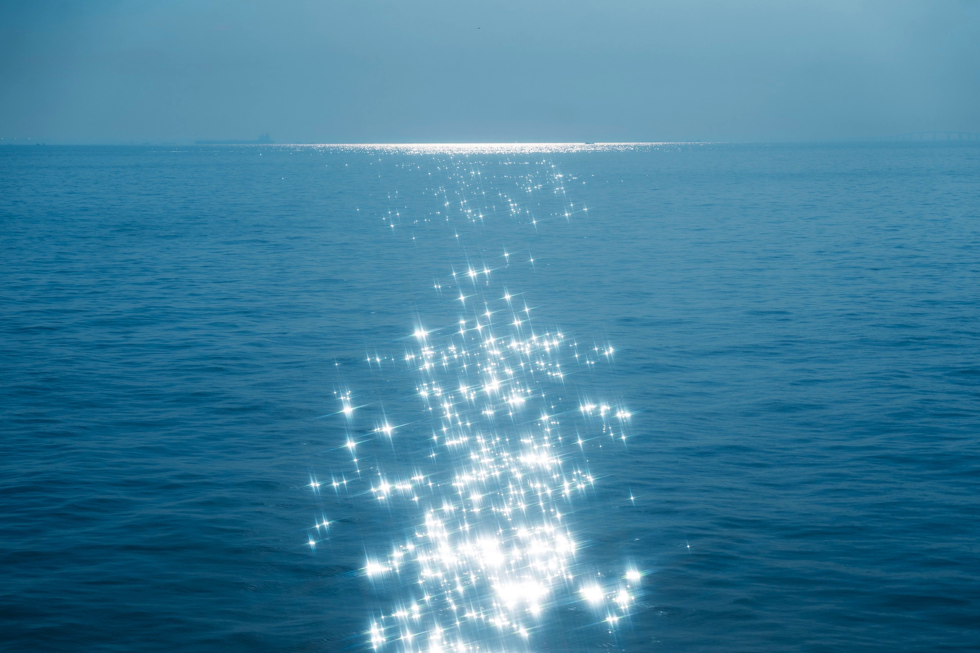 ナチュラルクロスで撮影した海面のきらめきの作例写真