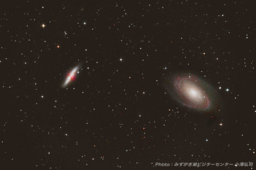 M81 おおぐま座渦巻き銀河、M82 おおぐま座葉巻銀河